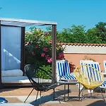 семеен Golden Place Hotel