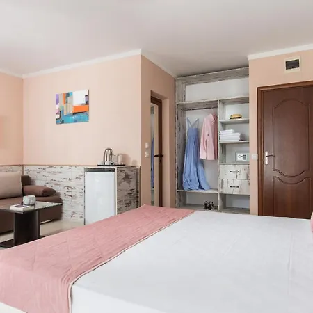 семеен Golden Place Hotell