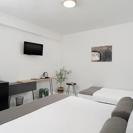 семеен Golden Place Hotell