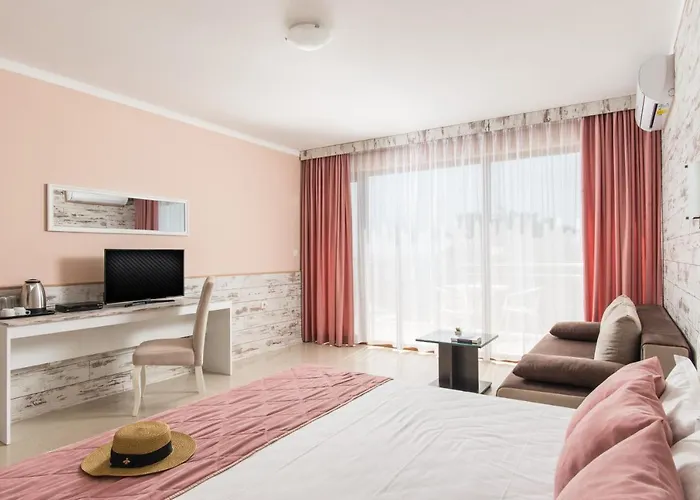 семеен Golden Place Hotel 3*