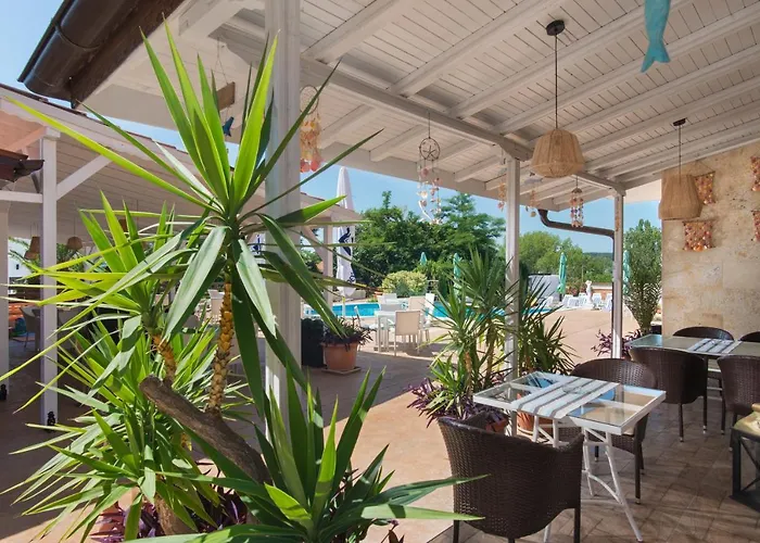 семеен Golden Place Hotel 3*