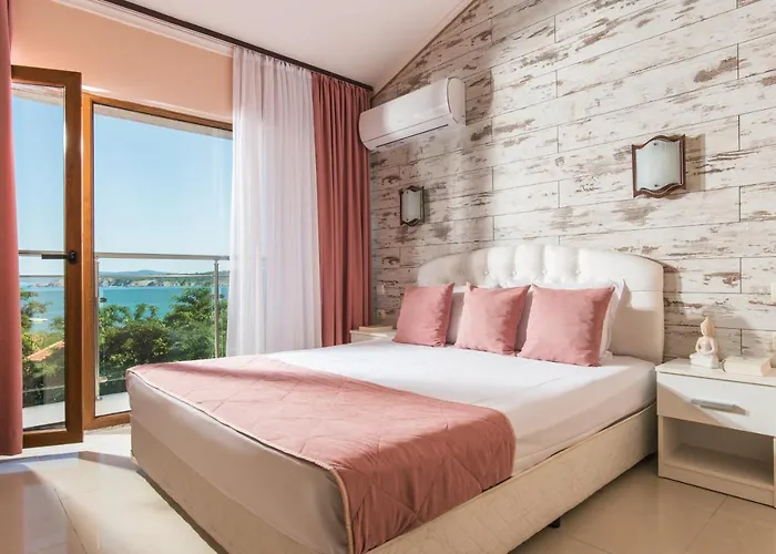 семеен Golden Place Hotel 3*