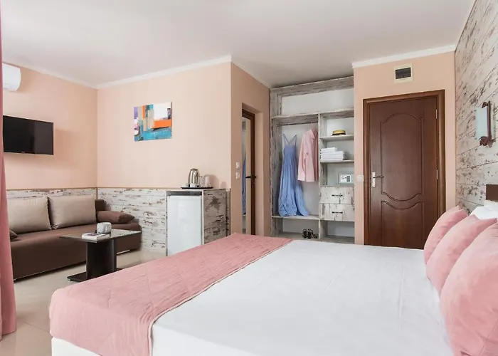 семеен Golden Place Hotel