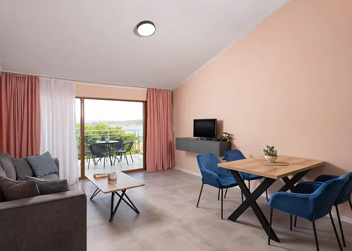 семеен Golden Place Hotel