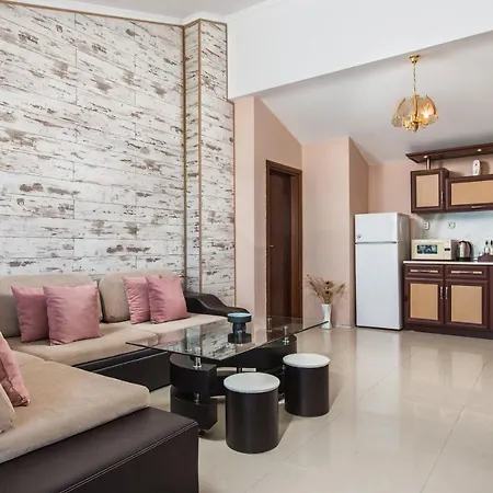 семеен Golden Place فندق