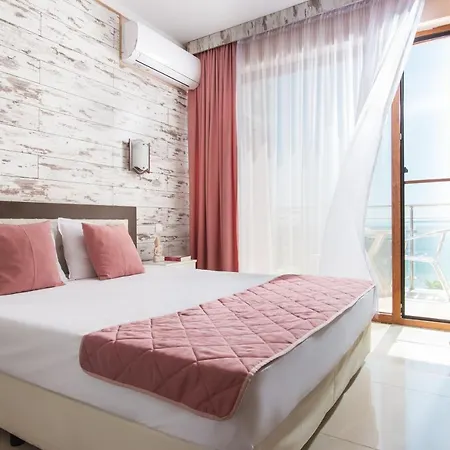 семеен Golden Place 3*