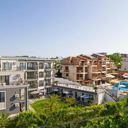 семеен Golden Place فندق 3*