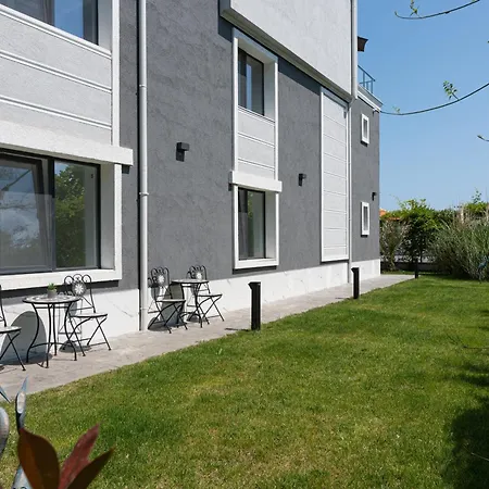 семеен Golden Place فندق