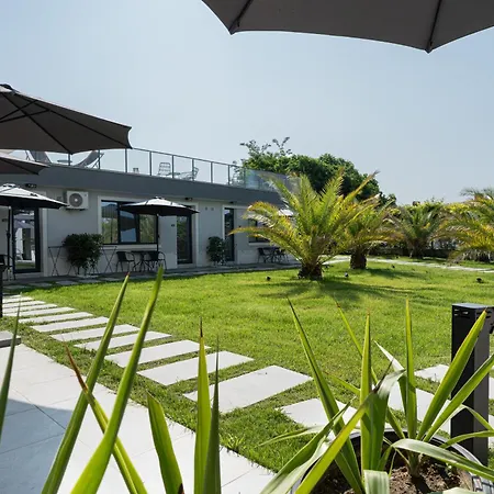 Hotel семеен Golden Place