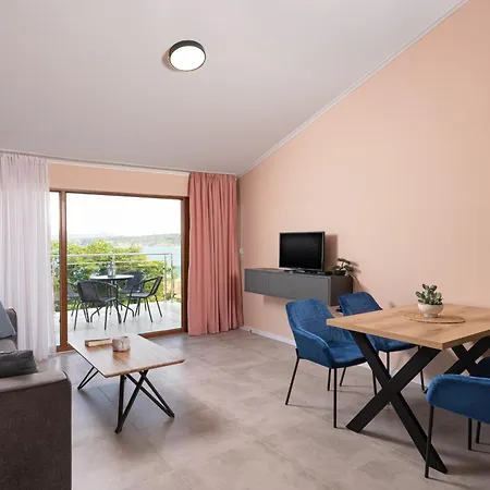 семеен Golden Place فندق