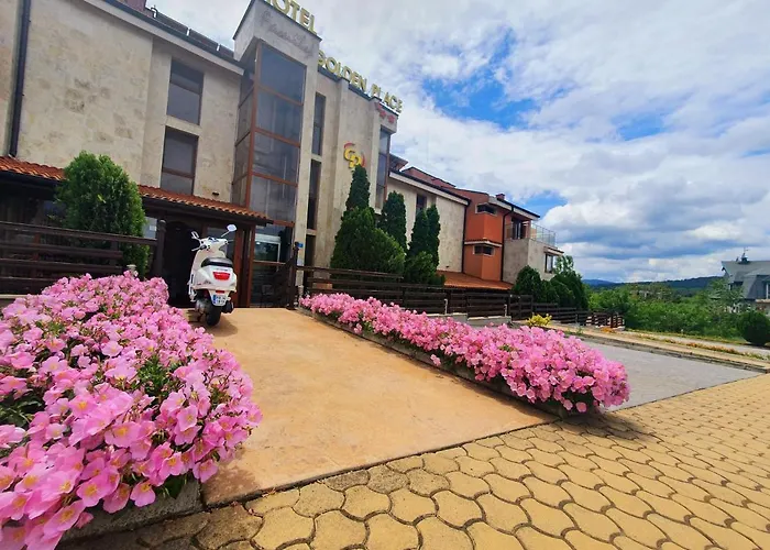 Отель семеен Golden Place 3*