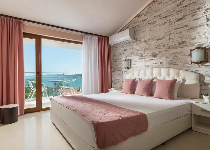 Отель семеен Golden Place 3*